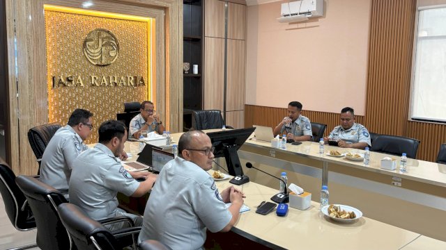 Ket: Kepala PT Jasa Raharja Kantor Wilayah Kalimantan Selatan, Abdillah saat memimpin rapat di kantornya