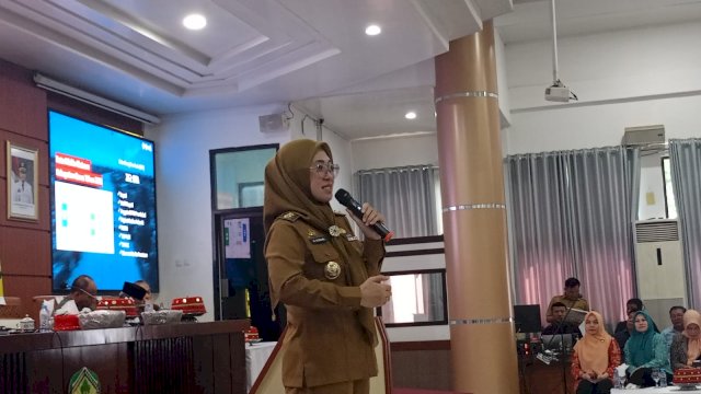 Bupati Gowa, Sitti Husniah Talenrang saat memaparkan Realisasi Kinerja 100 Hari Kerja, di Baruga Karaeng Galesong, Kantor Bupati Gowa, Senin, (26/05/2025). (Dok. Chaerani/Republiknews.co.id)
