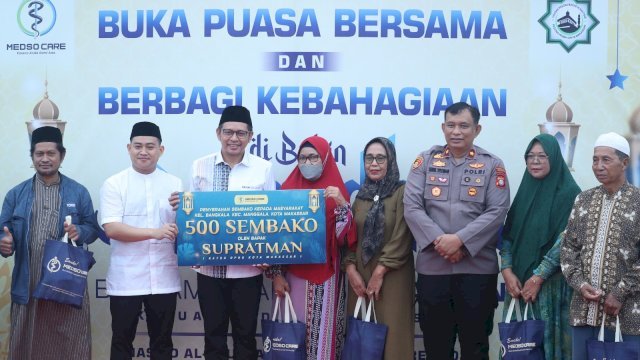 Ketua DPRD Makassar, Supratman saat menghadiri buka puasa bersama dan pembagian 500 paket sembako di Masjid Al Kautsar, Kelurahan Bangkala, Kecamatan Manggala, Minggu (9/3/2025). (Foto: Istimewa)