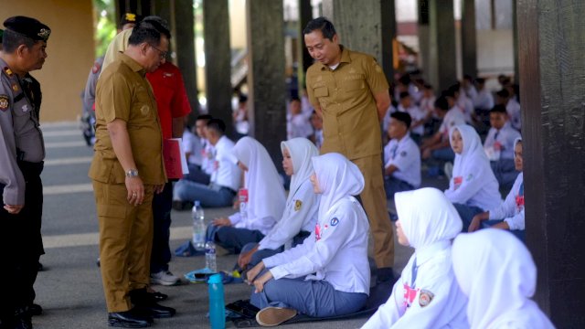 Sekretaris Daerah Kabupaten Gowa Azis Peter (depan) didampingi Kepala Badan Kesatuan Bangsa dan Politik (Bakesbangpol) Kabupaten Gowa, Andry Mauritz MK saat meninjau proses seleksi Calon Paskibraka Tingkat Gowa, di Halaman Museum Balla Lompoa, kemarin. (Dok. Humas Gowa) 