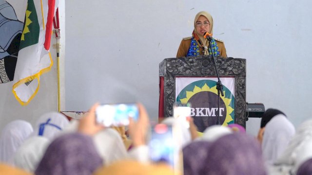 Bupati Gowa, Sitti Husniah Talenrang saat menghadiri Halal Bihalal BKMT Kabupaten Gowa, di Gedung Wanita Suggumimasa, kemarin. (Dok. Humas Gowa) 