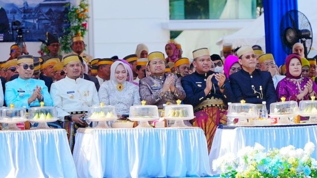 Wakil Bupati Gowa, Darmawangsyah Muin (baju adat cokelat) saat menghadiri perayaan Hari Jadi Jeneponto Ke-162 Tahun, di Halaman Kantor Bupati Jeneponto, Jalan Lanto Dg Pasewang, Kamis, (01/05/2025). (Dok. Humas Gowa)