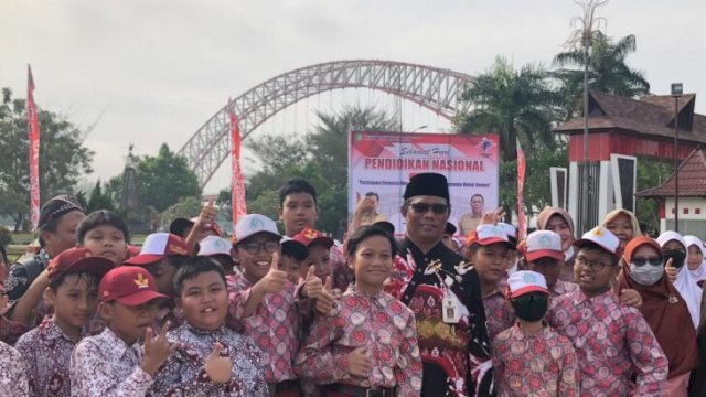 Kepala Disdikbud Kukar, Thauhid Afrilian ditengah-tengah siswa. (Foto:IST)
