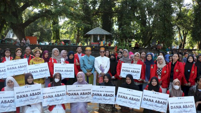 Rektor Unhas Prof. Jamaluddin Jompa (tengah jas putih) di sela-sela mahasiswa penerima bantuan dana abadai, usai menghadiri Upacara Hardiknas 2025, di Lapangan PKM Kampus Unhas, Tamalanrea, Jumat, (02/05/2025). (Dok. Humas Unhas) 