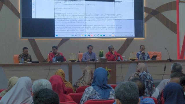 Rektor Universitas Hasanuddin, Prof. Jamaluddin Jompa saat menghadiri Rapat Koordinasi Evaluasi Capaian Target Kinerja Triwulan I Tahun 2025, di Aula LPPM Unhas, Jumat, (02/05/2025). (Dok. Humas Unhas) 