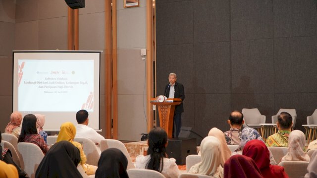 Direktur Pengawasan Perilaku Pelaku Usaha Jasa Keuangan, Edukasi, dan Pelindungan Konsumen dan Layanan Manajemen Strategis OJK Sulselbar Arif Machfoed, di sela-sela kegiatan edukasi &ldquo;Lindungi Diri dari Judi Online, Keuangan Ilegal, dan Penipuan Haji-Umrah&rdquo;, di Ballroom Sultan Hasanuddin, Kantor OJK Sulselbar, kemarin. (Dok. Humas OJK Sulselbar) 