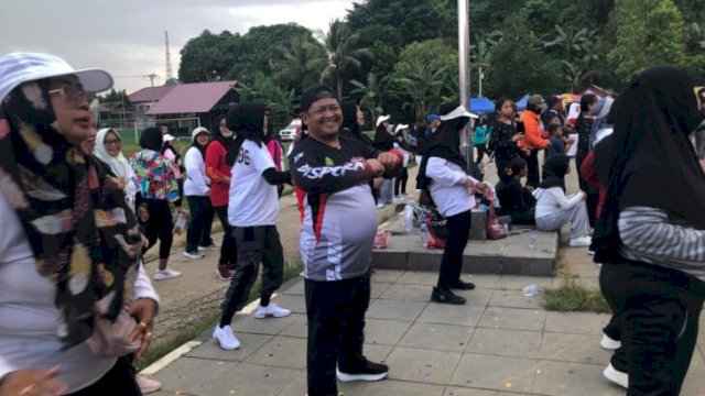 Kepala Dispora Kukar, Aji Ali Husni saat senam jantung sehat. (IST)
