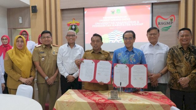 Rektor Unhas, Prof. Jamaluddin Jompa, bersama Bupati Sidrap Syaharuddin Alrif saat melakukan penandatanganan kerjasama dalam pengembangan SDM dan infrastruktur daerah, di Aula drg. Hj. Halimah Dg. Sikati, Lantai 2 Rumah Sakit Gigi dan Mulut Pendidikan (RSGMP) Unhas, kemarin. (Dok. Humas Unhas) 