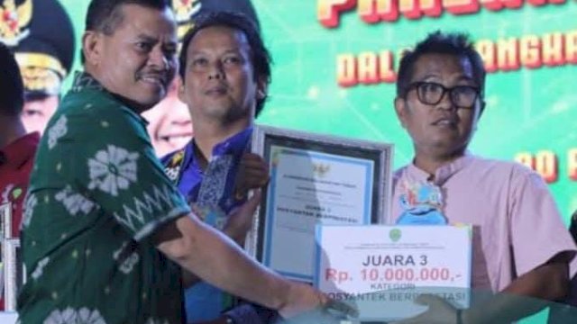 Penyerahan piagam penghargaan dalam ajang Teknologi Tepat Guna (TTG) XI Tingkat Provinsi Kalimantan Timur 2025, kategori olahan khas daerah. (IST)