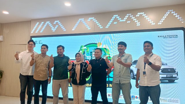 Marketing Manager Kalla Toyota Amelia Amin (tengah), Sales Operation Manager Kalla Toyota, Arman Usman (ketiga kiri), dan jajaran manajemen Kalla Toyota lainnya, di sela-sela Prescon Toyota Eco Fest, di Kalla Toyota Cabang MaRI Makassar, Selasa, (06/05/2025). (Dok. Chaerani/Republiknews.co.id)