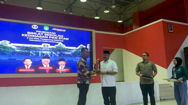 Bupati Kukar, Edi Damansyah bersama manajemen PKN STAN. (Istimewa)