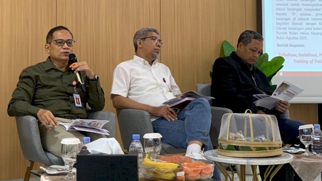 Kiri ke Kanan: Kepala OJK Sulselbar Moch. Muchlasin, Direktur Pengawasan Perilaku PUJK, EPK dan LMS OJK Provinsi Sulselbar Arif Machfoed, dan Direktur Pengawasan LJK OJK Sulselbar Budi Susetiyo, dalam Jurnalis Update OJK Sulselbar, di Kantor OJK Sulselbar, Jalan Sultan Hasanuddin, Makassar, kemarin. (Dok. Chaerani/Republiknews.co.id) 