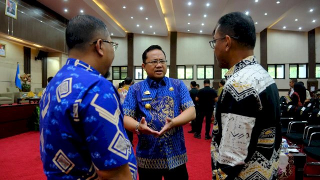 Wakil Bupati Gowa Darmawangsyah Muin (tengah), di sela-sela menghadiri Musrenbang RPJMD Provinsi Sulawesi Selatan 2025–2029 serta RKPD Tahun 2026, di Ruang Pola Kantor Gubernur Sulsel, kemarin. (Dok. Humas Gowa) 