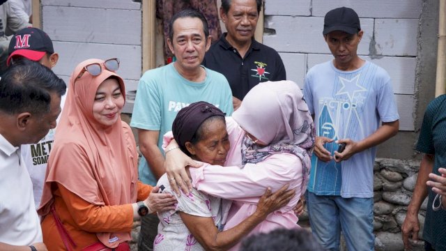 Bupati Gowa Sitti Husniah Talenrang saat mengunjungi penerima program Bedah Rumah Pemkab Gowa yang merupakan salah satu Keluarga Miskin Ekstrem, kemarin. (Dok. Humas Gowa) 