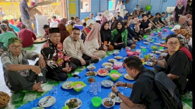 Kadis PMD Kukar, Arianto dan Rombongan Sedang Menikmati Hidangan Bersama Warga Desa Kedang Ipil. (IST)