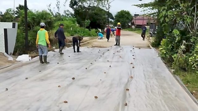 Aktivitas Pengecoran Jalan AM. Idris, Desa Loa Lepu, Kecamatan Tenggarong Seberang, Kabupaten Kukar. [IST]