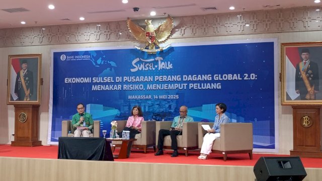 Kepala OJK Sulselbar Moch. Muchlasin (kiri), saat memaparkan kinerja sektor jasa keuangan, di sela-sela menghadiri Sulsel Talk bertajuk "Ekonomi Sulsel di Pusaran Perang Dagang Global 2.0: Menakar Risiko, Menjemput Peluang", di Baruga Pinisi, Kantor BI Sulsel, Rabu, (14/05/2025). (Dok. Chaerani/Republiknews.co.id)