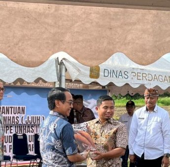 Unhas Beri Bantuan Benih dan Inovasi Sektor Pertanian dan Peternakan di Parepare