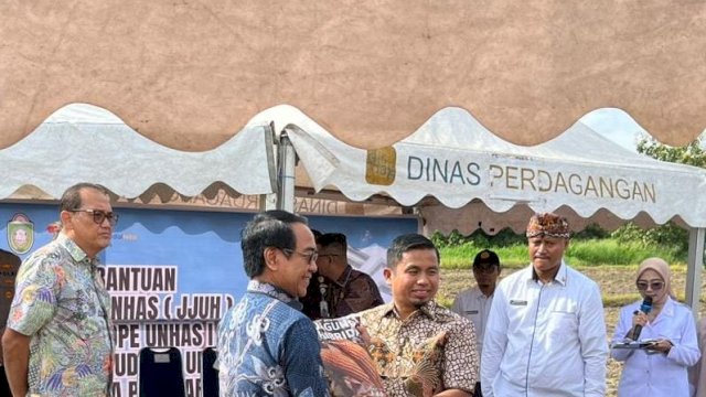 Rektor Unhas, Prof. Jamaluddin Jompa (kiri) saat memberikan bantuan benih kepada Wali Kota Parepare Tasming Hamid, di lahan pertanian Desa Bacukiki, Parepare, Rabu, (14/05/2025). (Dok. Humas Unhas) 