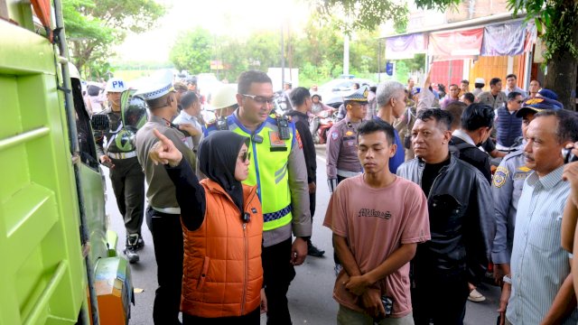 Bupati Gowa Sitti Husniah Talenrang bersama Kapolres Gowa, AKBP Muhammad Aldy Sulaiman saat melakukan razia angkutan tambang, di sepanjang Jalan Poros Pattallassang, kemarin. (Dok. Humas Gowa)