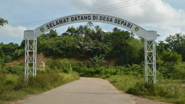 Gapura Selamat Datang di Desa Separi, Kecamatan Tenggarong Seberang, Kabupaten Kukar. [IST]