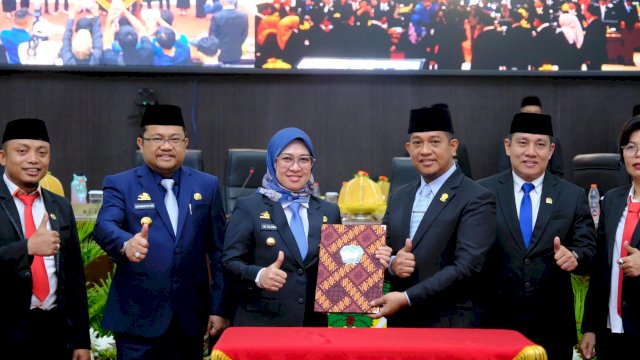Bupati Gowa, Sitti Husniah Talenrang, didampingi Wakilnya Darmawangsyah Muin, saat menghadiri Rapat Paripurna Penyampaian Rekomendasi DPRD, di Ruang Rapat Paripurna Kantor DPRD Gowa, kemarin. (Dok. Humas Gowa) 