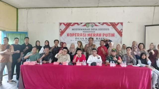 Foto Bersama Usai Musdesus Pembentukan Koperasi Merah Putih Desa Kayu Batu. [IST]