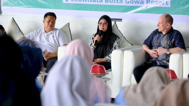 Bupati Gowa, Sitti Husniah Talenrang saat menghadiri Madrasah Riset yang dilaksanakan SEAAM, di Kawasan Ekowisata Butta Gowa Resort, Kecamatan Parangloe, kemarin. (Dok. Humas Gowa)