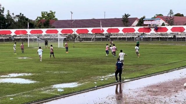 Pertandingan Sepakbola oleh Tim Kecamatan Tenggarong dan Muara Badak. (Istimewa)
