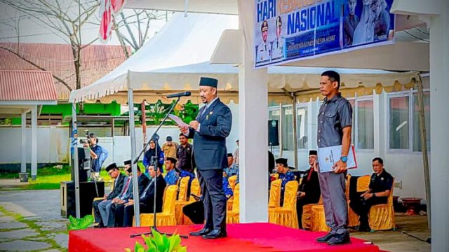 Bupati Buton Tengah, Azhari menyampaikan pidato memperingati Hari Kebangkitan Nasional 2025 di kantor Bupati lama. (Istimewa)
