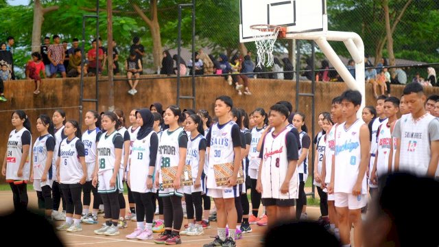 Puluhan atlet basket dari Persatuan Bola Basket Seluruh Indonesia (Perbasi) Gowa dikukuhkan, di Lapangan Basket RTH Syekh Yusuf, Kabupaten Gowa, kemarin. (Dok. Humas Gowa)