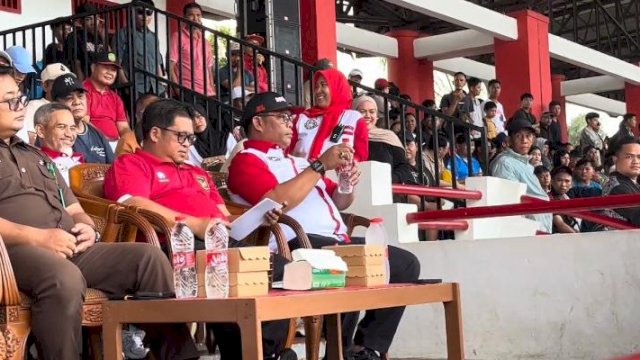Kepala Dispora Kukar, Aji Ali Husni saat berada di Stadion Rondong Demang. (IST)