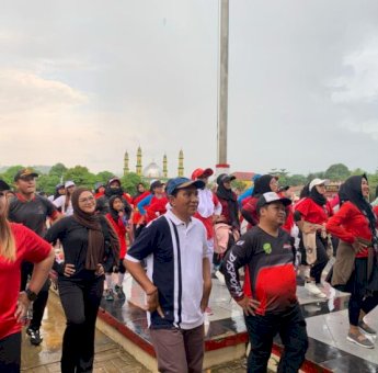 Ibu-Ibu Tenggarong Seberang Tetap Semangat Senam Sehat Meski Diguyur Hujan