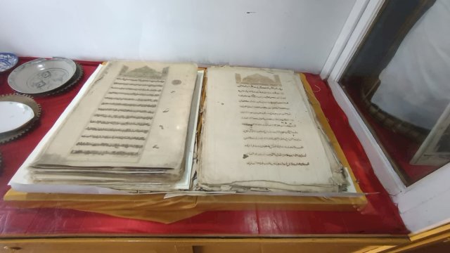 Bentuk Alquran dengan usia ratusan tahun di menjadi salah satu koleksi di Museum Balla Lompoa. Koleksi ini menjadi sejarah warisan Islam di Sulawesi Selatan. (Dok. Istimewa) 