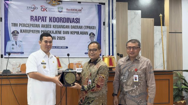 Kepala OJK Sulselbar Moch. Muchlasin (tengah) bersama Bupati Pangkep Muhammad Yusran Lalogau dan pejabat OJK Sulselbar lainnya, di sela-sela Pembukaan Rapat Koordinasi TPAKD Kabupaten Pangkep, kemarin. (Dok. OJK Sulselbar)