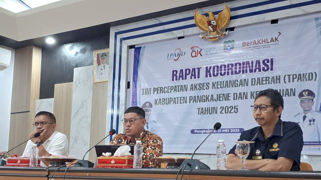 Analis Senior Deputi Direktur Pengawasan Perilaku Pelaku Usaha Jasa Keuangan, Edukasi, dan Pelindungan Konsumen, OJK Sulselbar Indra Natsir Dahlan (tengah) saat memaparkan kinerja sektor jasa keuangan di sela-sela Rapat Koordinasi TPAKD Kabupaten Pangkep, kemarin. (Dok. Humas OJK Sulselbar)