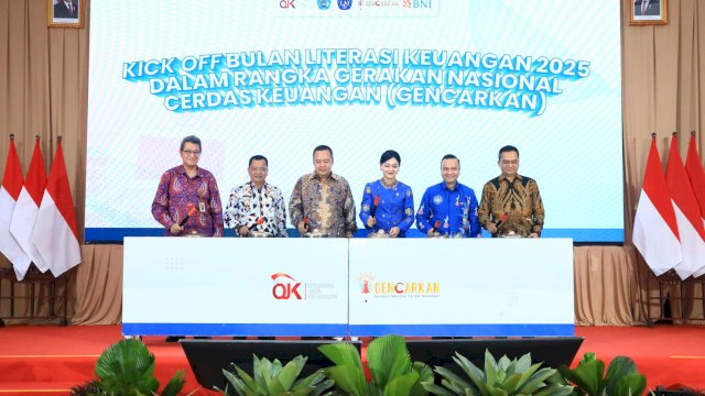 Kepala Eksekutif Pengawas Perilaku Pelaku Usaha Jasa Keuangan, Edukasi dan Pelindungan Konsumen OJK Friderica Widyasari Dewi (ketiga kanan), di sela-sela Peluncuran BLK 2025 yang dirangkaikan dengan Edukasi Keuangan bertajuk "Generasi Muda Melek Finansial, Wujudkan Masa Depan Sejahtera di Era Digital", di Auditorium Universitas Muhadi Setiabudi (UMUS), Kabupaten Brebes, kemarin. (Dok. Otoritas Jasa Keuangan) 