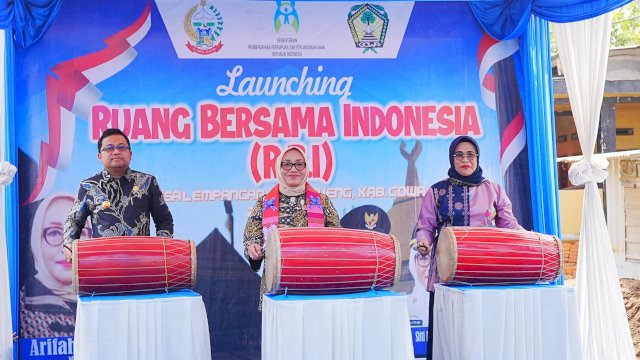 Wakil Bupati Gowa, Darmawangsyah Muin (kiri) bersama Menteri PPPA RI, Arifah Fauzi (tengah) saat melakukan pemukulan gendang tanda peresmian RBI, di Posyandu Melati, di Dusun Tamala'lang, Desa Lempangan, Kecamatan Bajeng, Jum'at, (23/05/2025). (Dok. Humas Gowa) 