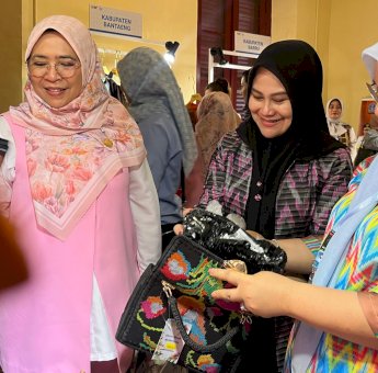 Dekranasda Promosikan Produk Tenun Cora’ Labba Khas Gowa di Pameran Warna Budaya