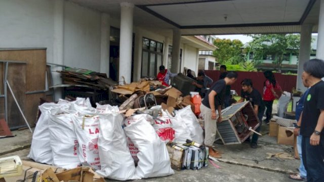 Kegiatan Gotong Royong di Gedung Eks Kantor DPMD Kukar, di Jalan Jelawat Tenggarong. [IST]