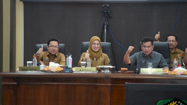 (Kiri ke Kanan): Bupati Gowa, Sitti Husniah Talenrang, Wakil Bupati Gowa, Darmawangsyah Muin, dan Ketua DPRD Gowa, Muh Ramli Rewa, dalam Rapat Paripurna DPRD Gowa Terkait Penandatanganan Nota Kesepakatan Pemkab Gowa dan DPRD Gowa untuk RPMJD 2025-2029, di Ruang Rapat Paripurna DPRD Gowa, Sabtu, (24/05/2025). (Dok. Humas Gowa) 