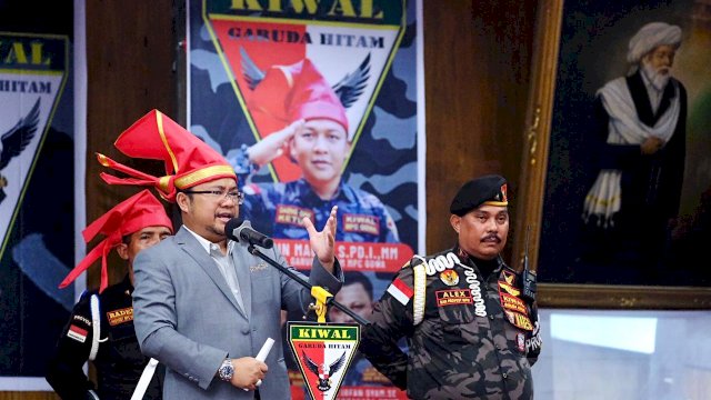 Wakil Bupati Gowa, Darmawangsyah Muin, saat menghadiri Musyawarah Cabang dan Pelantikan Pengurus Pimpinan Cabang (MPC) Kiwal Garuda Hitam Kabupaten Gowa, di Istana Tamalate, Minggu, (25/05/2025). (Dok. Humas Gowa) 