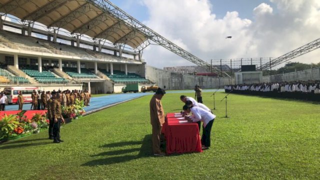 Bupati Kukar, Edi Damansyah bersama dengan P3K Kukar saat menandatangani SK pengangkatan. [Foto.Redaksi/Republiknews.co.id]