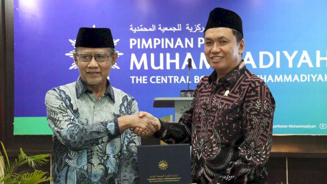Ketua KPPU RI, M. Fanshurullah Asa (kanan) bersama Ketua Umum PP Muhammadiyah, Prof. Haedar Nashir, di sela-sela penandatanganan Nota Kesepahaman (MoU) antara Muhammadiyah dan KPPU RI, di Kantor PP Muhammadiyah Yogyakarta, Selasa, (27/05/2025). (Dok. Humas KPPU RI) 