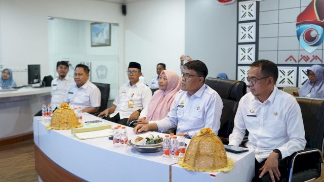 Kepala Dinas PPKB Kabupaten Gowa, Sofyan Daud (kedua kanan) saat melakukan pemaparan pada Penilaian Kinerja Aksi Konvergensi Penurunan Stunting, di Peace Room A&rsquo;Kio, Kantor Bupati Gowa, kemarin. (Dok. Humas Gowa) 