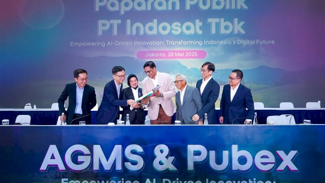 President Director and Chief Executive Officer Indosat Ooredoo Hutchison, Vikram Sinha (tengah) dan beberapa jajaran direksi PT Indosat Tbk saat menghadiri RUPST Tahun Buku 2024, di Jakarta, kemarin. (Dok. Indosat)
