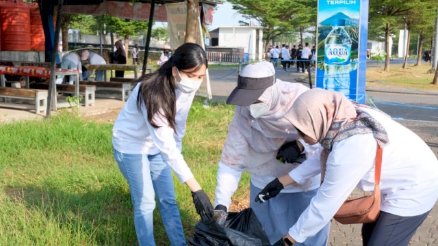 Pegawai PLN UIP Sulawesi saat melakukan aksi bersih sampah plastik di Kawasan Masjid 99 Kubah Makassar. (Dok. Humas PLN UIP Sulawesi)