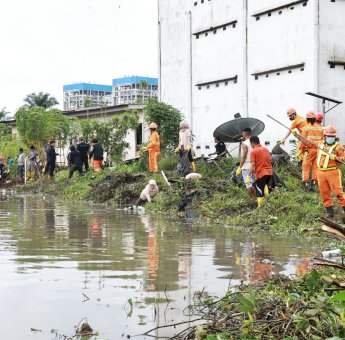 Ciptakan Lingkungan Hijau, BTIIG Bersih Drainase dan Tanam Pohon di Sekolah