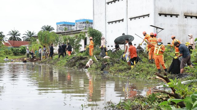 PT Baoshuo Taman Industry Investment Group (BTIIG) saat melakukan aksi bersih drainase di di wilayah Desa Tondo, Kecamatan Bungku Barat, Jumat, (03/05/2025). (Dok. BTIIG) 
