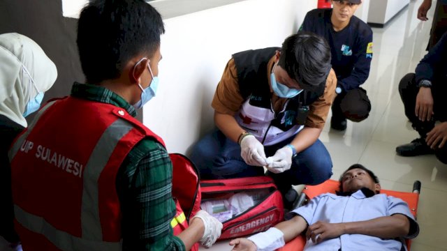 Salah satu pegawai PLN UIP Sulawesi saat mengikuti simulasi penanggulangan bencana dan pertolongan pertama, di Kantor PLN UIP Sulawesi, Jalan Hertasning, Jumat, (30/05/2025) kemarin. (Dok. Humas PLN UIP Sulawesi) 